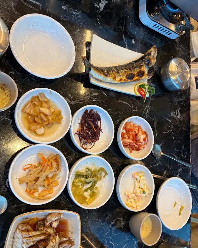 다채로운 밑반찬과 갈치구이 한 상 차림