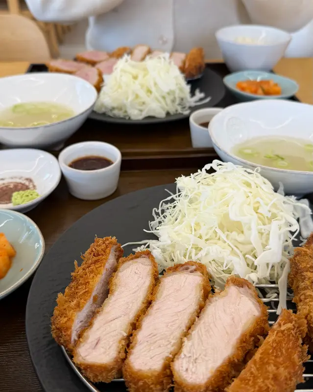 드림카츠에서 맛있는 식사를 즐기는 모습
