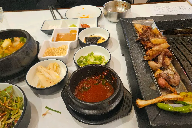 깔끔하고 넓은 매장 내부