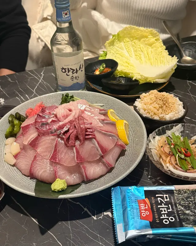 모루쿠다 서귀포올레시장점의 방어회 한 상 차림