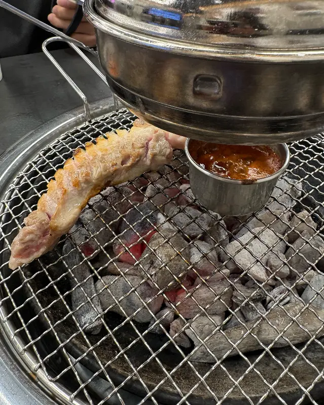 멜젓에 찍어먹는 흑돼지 오겹살