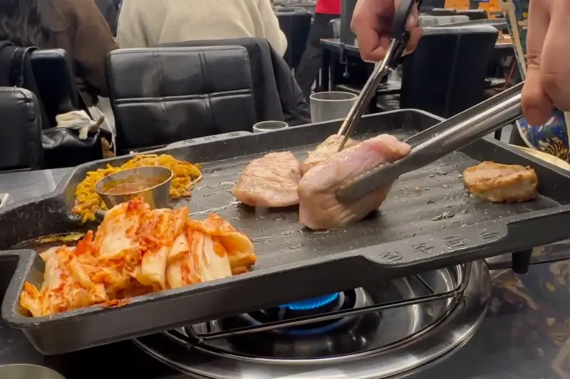 직원분이 흑돼지를 자르는 모습