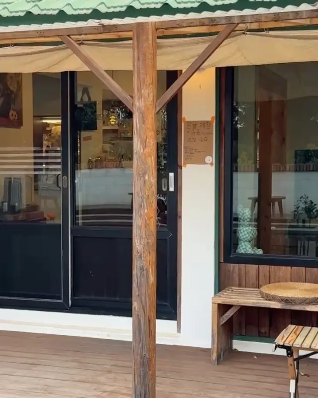 카페 외부 테라스