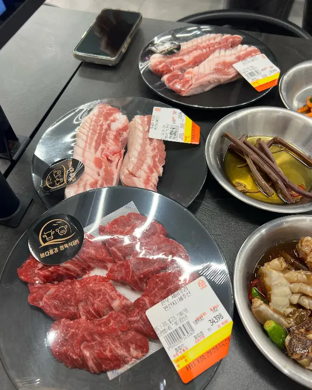 다양한 부위의 흑돼지를 판매하는 정육 코너