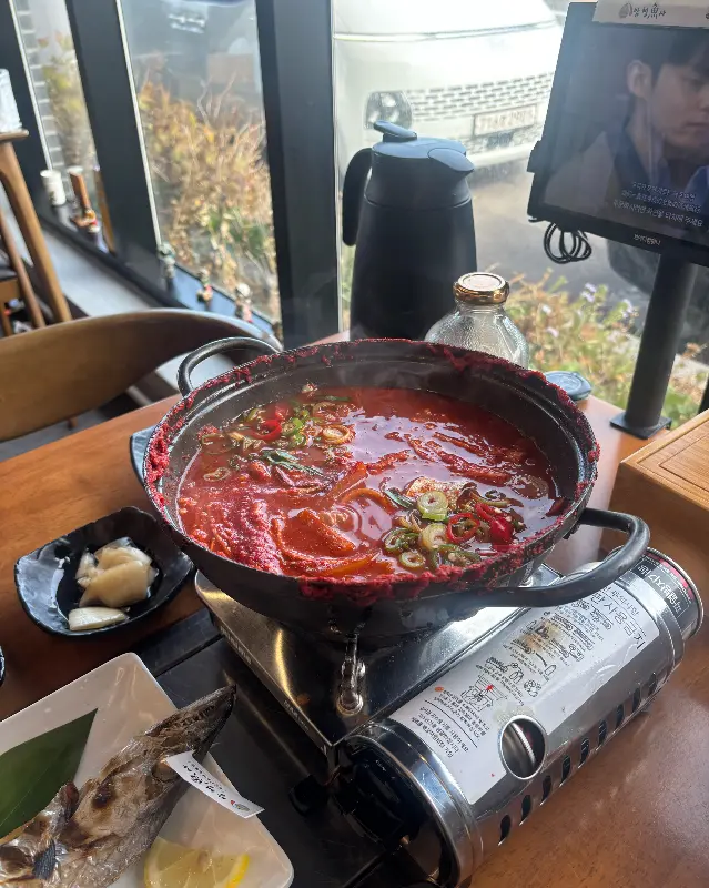 창밖으로 보이는 애월항 풍경