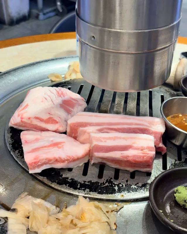 불판 위에 올려진 뼈등심