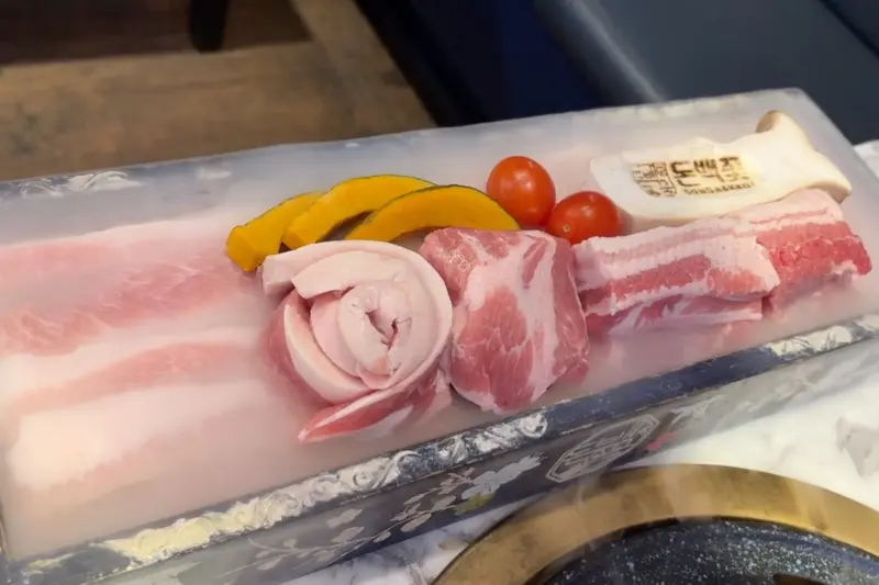 돈백꽃 세트 메뉴의 모습. 나무 상자 위에 가지런히 담겨 나온 고기의 모습이 인상적이다.