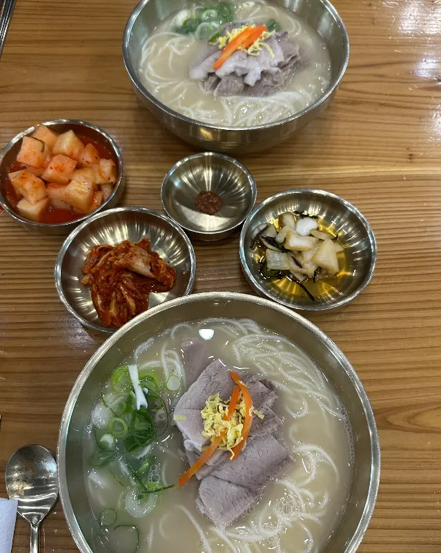 다양한 채소가 듬뿍 들어간 비빔국수