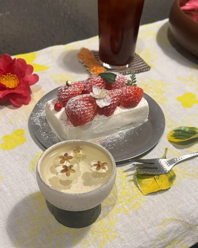 딸기 티라미수와 커피