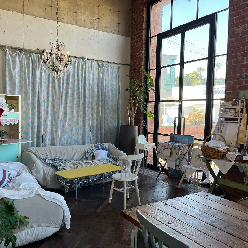 카페 내부의 테이블과 의자