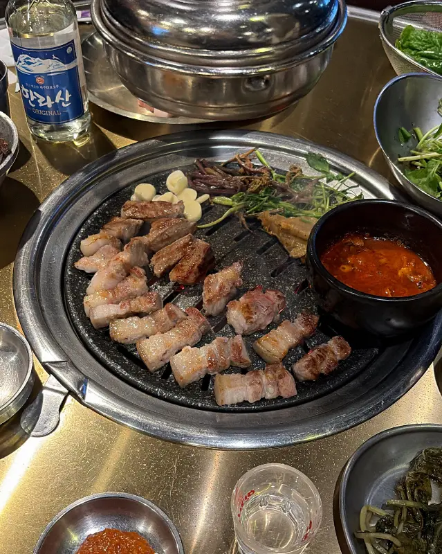 숯불 위에서 구워지는 흑돼지