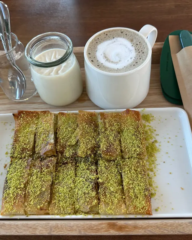 달콤한 카트메르와 따뜻한 라떼의 조화