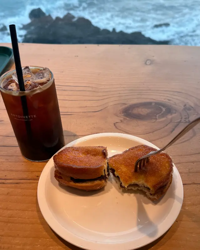 창밖 바다를 바라보며 즐기는 커피와 빵