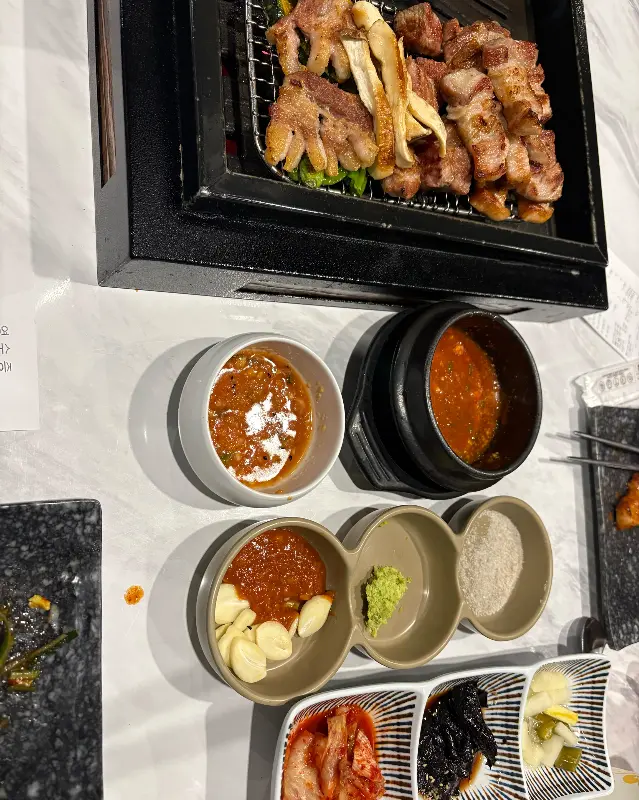다양한 소스와 밑반찬