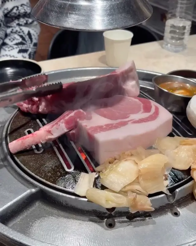 불판 위에서 구워지는 뼈등심과 멜젓