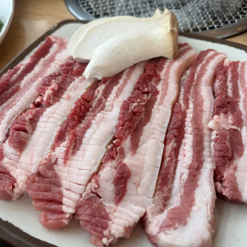 신선한 흑돼지 삼겹살과 목살