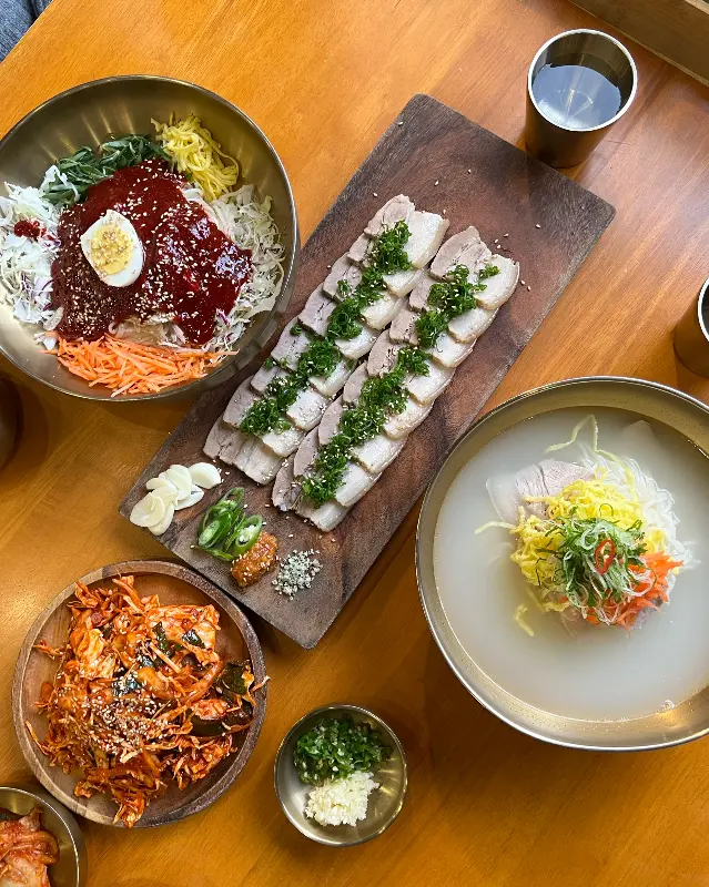 고기국수, 비빔국수, 돔베고기가 한 상 가득 차려진 모습