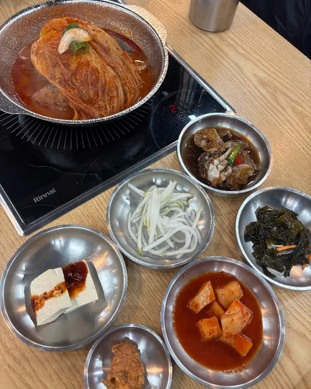 고등어 김치찜과 정갈한 밑반찬