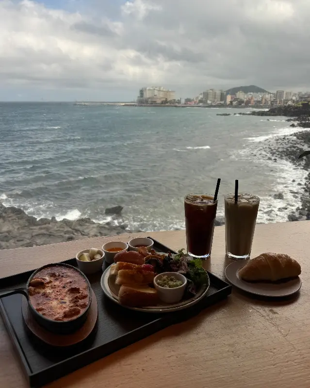 앙뚜아네트 브런치 메뉴와 오션뷰