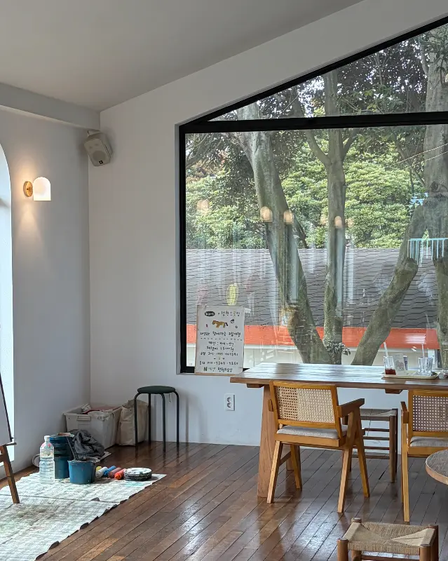 밭디에서 즐거운 시간을 보내는 아이