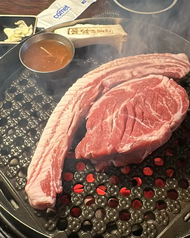 숯불 위에서 구워지는 흑돼지