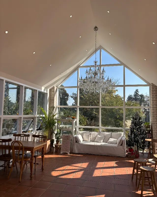 높은 천장과 통유리창이 인상적인 카페 내부