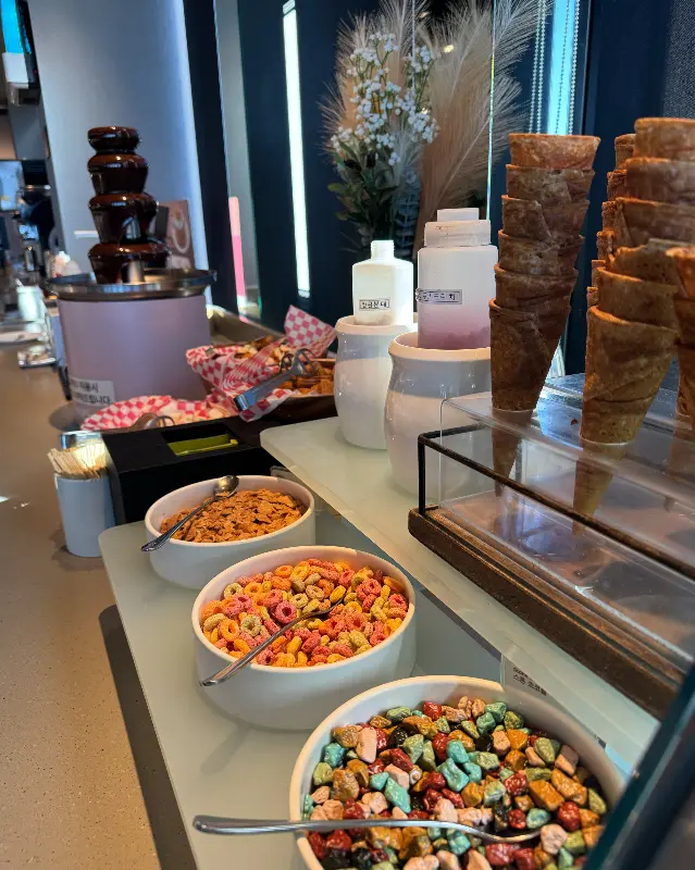 초콜릿 퐁듀 코너에 놓인 다양한 디저트