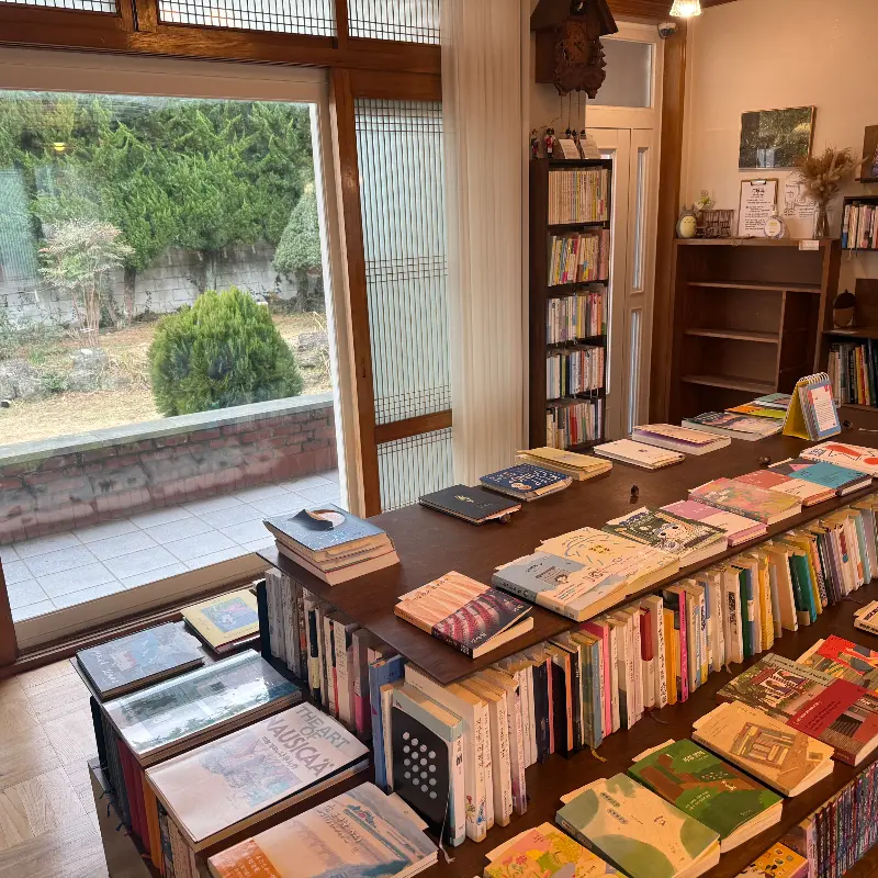 책이 가득한 내부