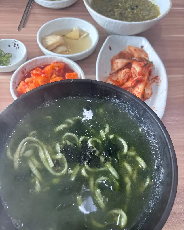 매생이가 듬뿍 올려진 보말칼국수