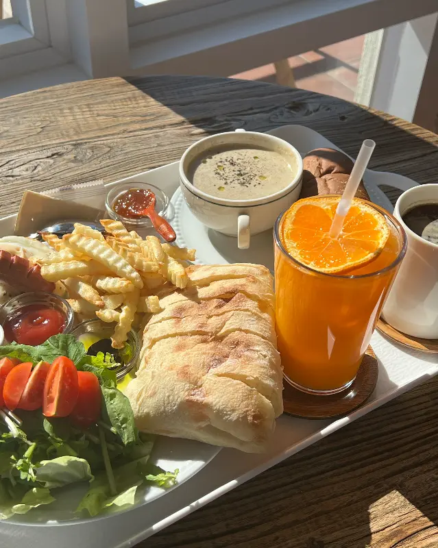 푸짐한 브런치 메뉴와 상큼한 청귤주스