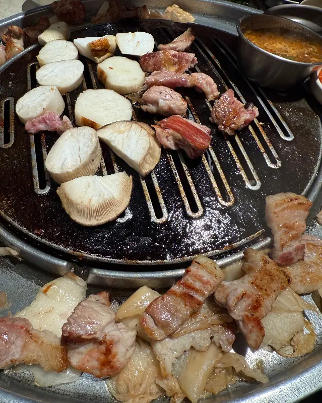 불판 위에서 익어가는 돼지고기