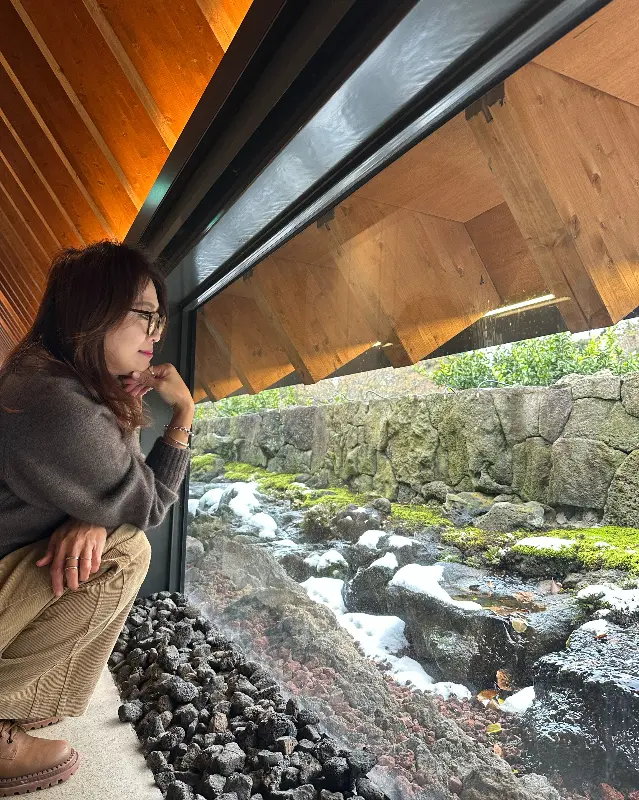 창밖을 바라보는 사람들