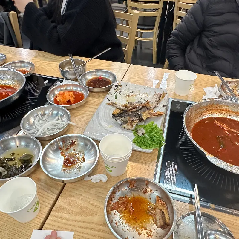 깨끗하게 비워진 식탁