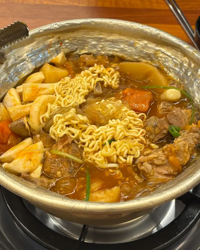 매콤한 국물에 잘 익은 갈비와 라면 사리가 어우러진 모습