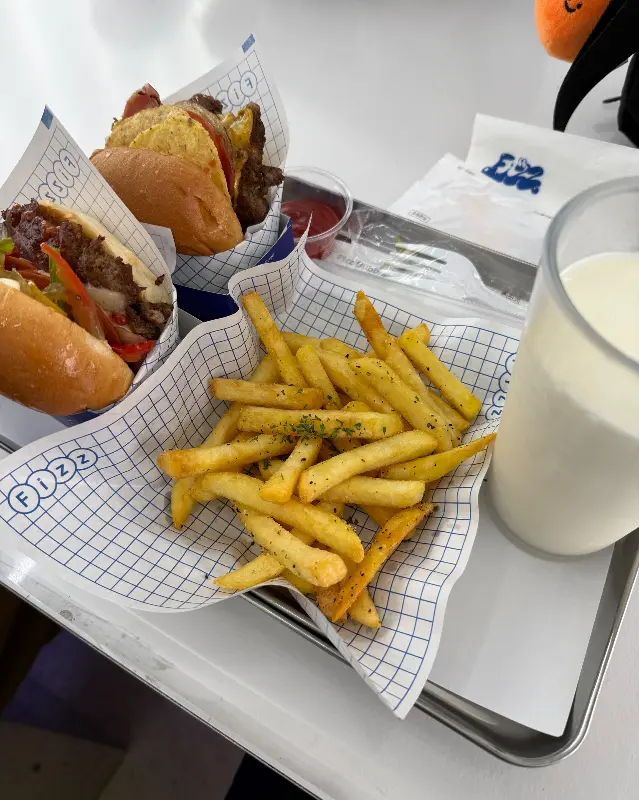 햄버거와 감자튀김, 밀크쉐이크