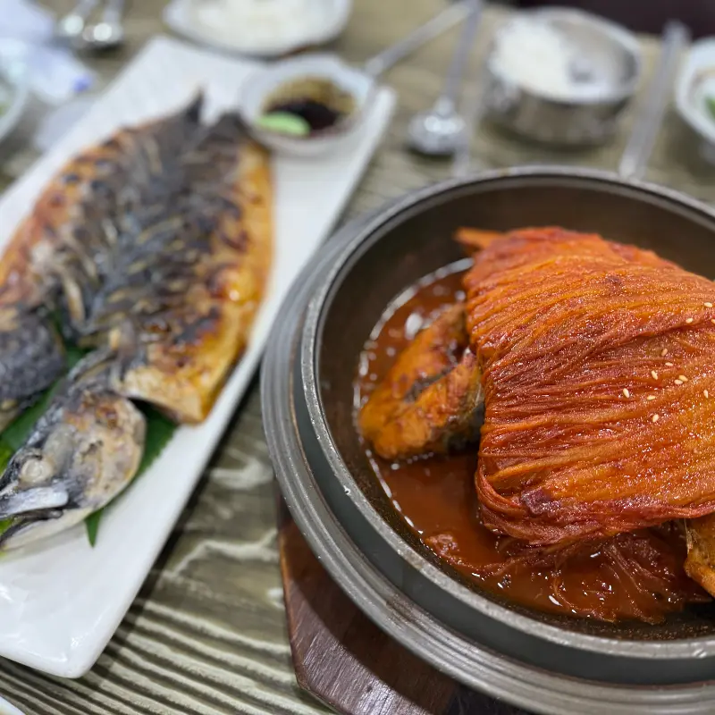 고등어 묵은지찜과 갈치구이 한 상 차림