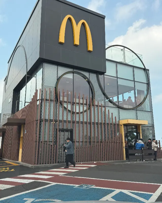 맥도날드 제주외도DT점의 아름다운 외관