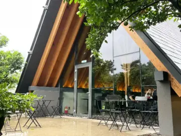 돌담길 따라 향긋한 커피, 제주 숨은 맛집 ‘유지커피웍스’에서 만나는 건축美