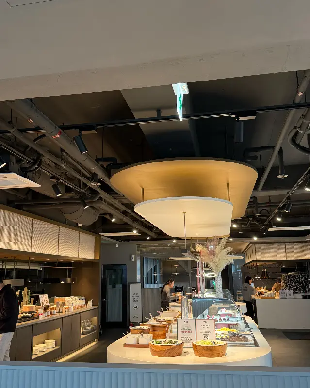 다양한 샐러드바 메뉴가 준비된 모습