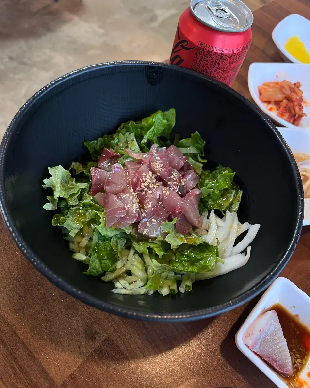 신선한 재료로 만든 회덮밥