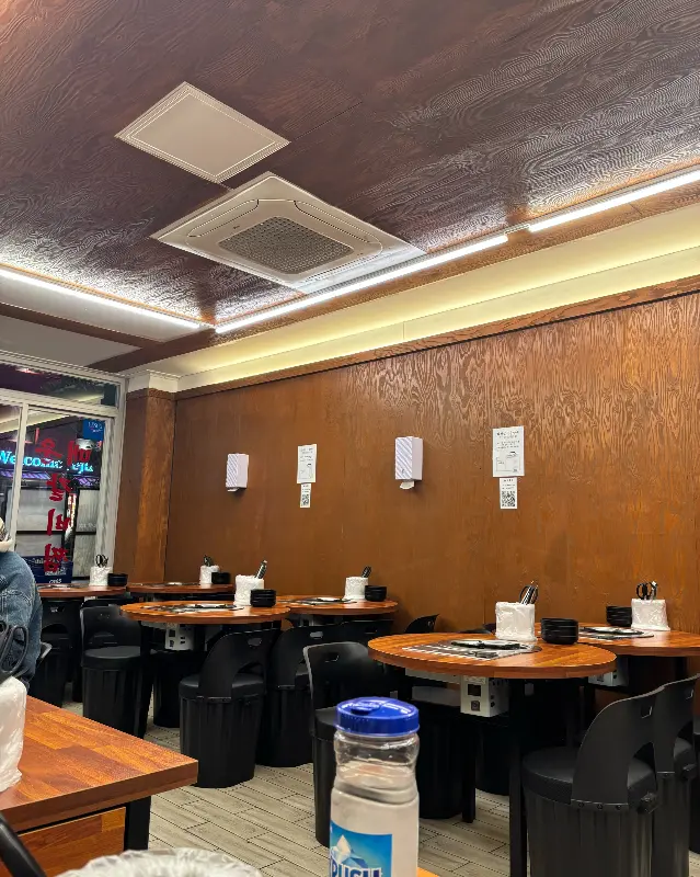 깔끔하고 넓은 매장 내부 모습