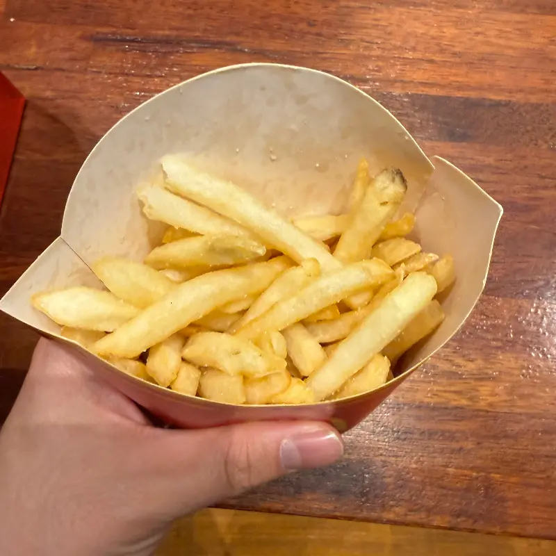갓 튀겨져 나온 감자튀김