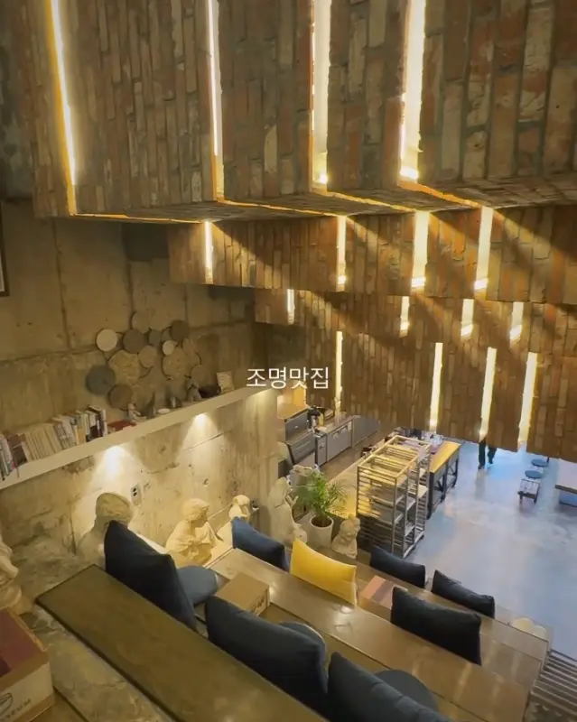 천장 디자인이 독특한 콜로세움 내부