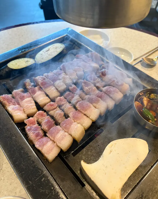 노릇하게 구워진 흑돼지