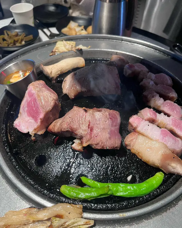 흑돼지, 버섯, 꽈리고추의 환상적인 조합