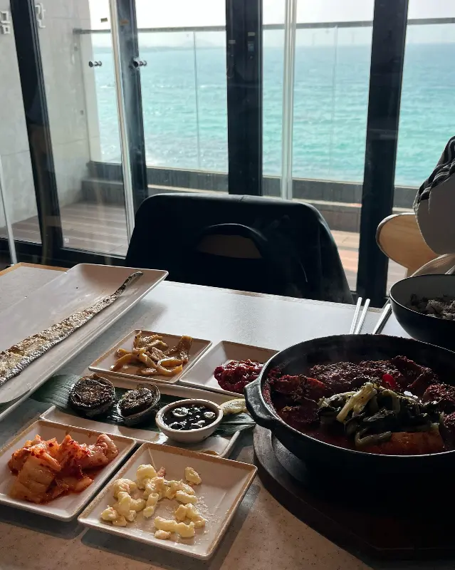 통유리창 너머로 보이는 푸른 제주 바다. 갈치 요리와 함께 아름다운 뷰를 즐길 수 있다.