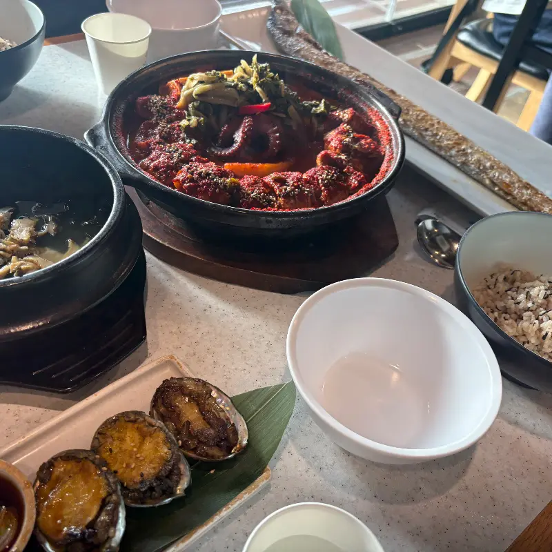 다양한 밑반찬과 함께 차려진 갈치 요리 한 상. 깔끔하고 정갈한 플레이팅이 인상적이다.