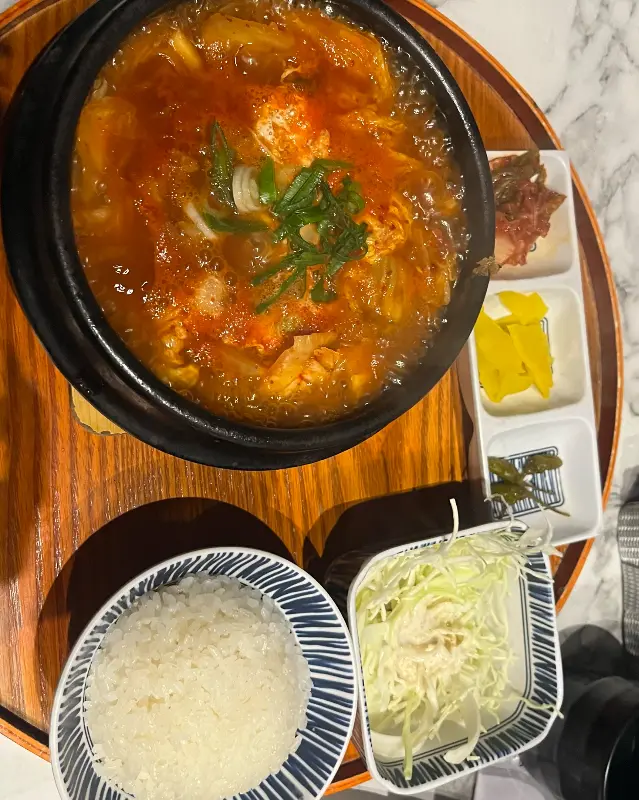 보글보글 끓고 있는 김치나베