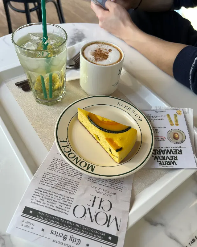 단호박 치즈케이크와 크라운 브라운 커피