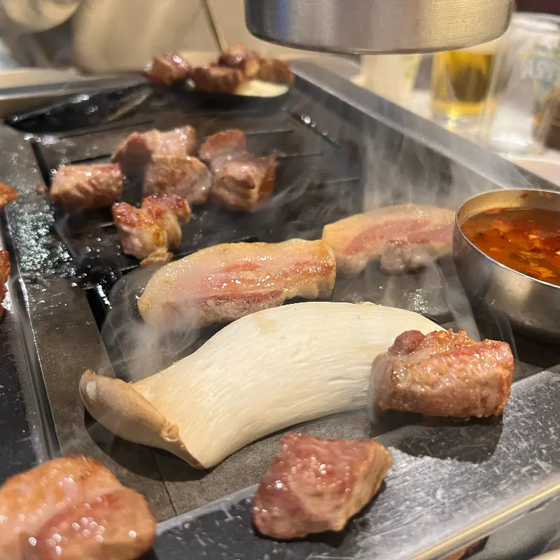 숯불 위에서 구워지는 흑돼지 근고기